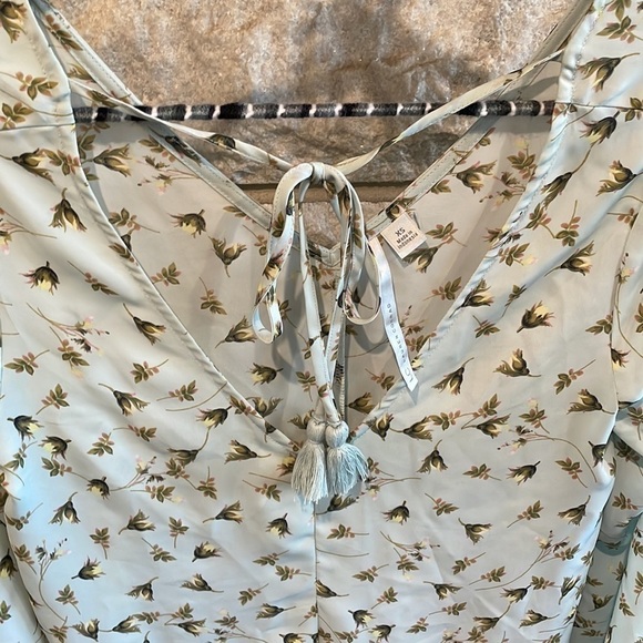 Lauren Conrad v-neck and v-back long sleeve floral blouse size XS - Picture 3 of 5